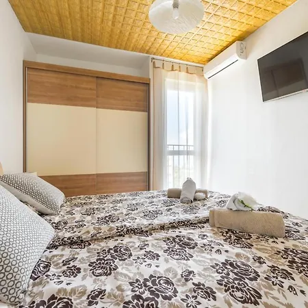 Sea View Apart, Free Parking, 10 Min To Center, 2 Bedroom Apartment *