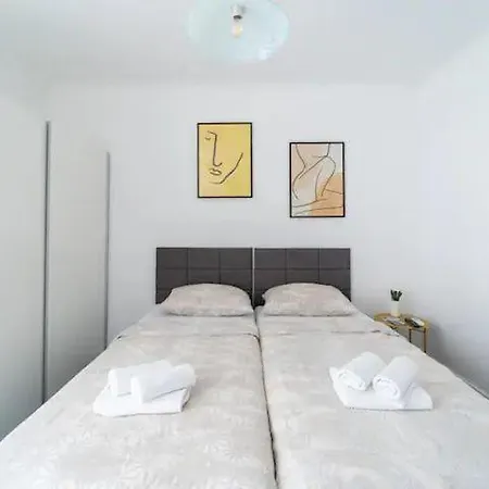 Sea View Apart, Free Parking, 10 Min To Center, 2 Bedroom Apartment *