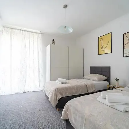 Sea View Apart, Free Parking, 10 Min To Center, 2 Bedroom Split