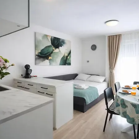 Sea View Apart, Free Parking, 10 Min To Center, 2 Bedroom Split